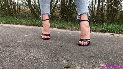 Walking In High High-heeled slippers